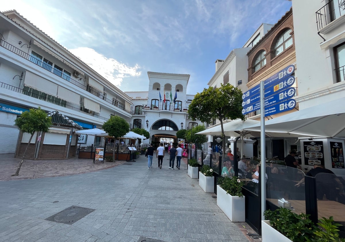 Fachada principal del Ayuntamiento nerjeño en la céntrica calle Carmen.