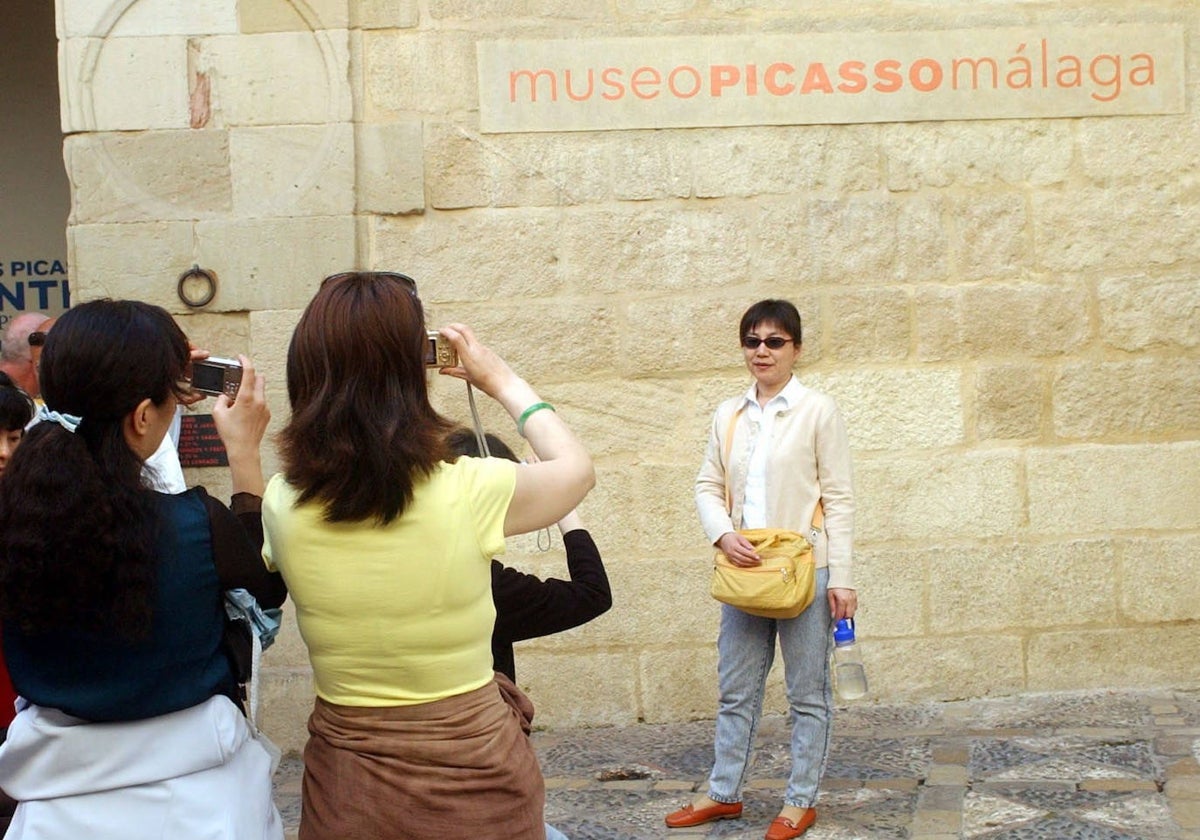 Imagen de archivo de turistas asiáticos en la capital malagueña.