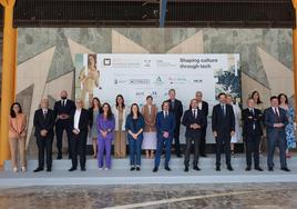 Foto de familia de los organizadores y colaboradores en la inauguración de CM Málaga.