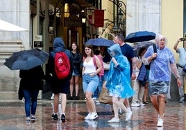 Turistas bajo la lluvia este mes de junio en el Centro de Málaga.