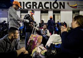 Migrantes en un puesto fronterizo entre Ecuador y Colombia