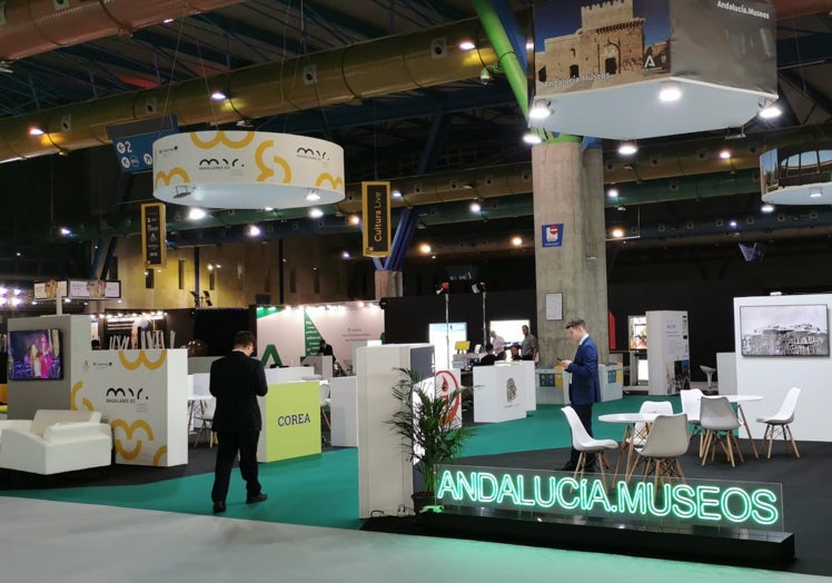 Vista de la zona expostiiva y del stand de la Junta de Andalucía, antes de la apertura al público.