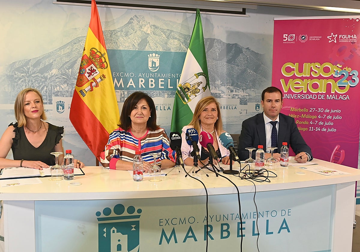 Antonia Infantes, Carmen Díaz, María Ángeles Real y José Enrique Fernández, durante la presentación de los cursos.