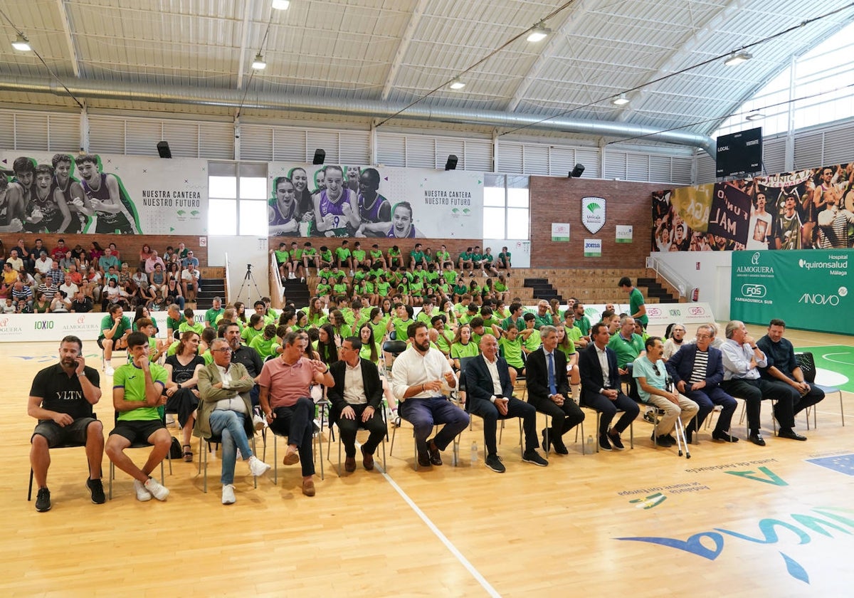 Las autoridades invitadas al acto, con los diferentes equipos de cantera detrás, este martes en el Pabellón José María Martín Urbano de Los Guindos.