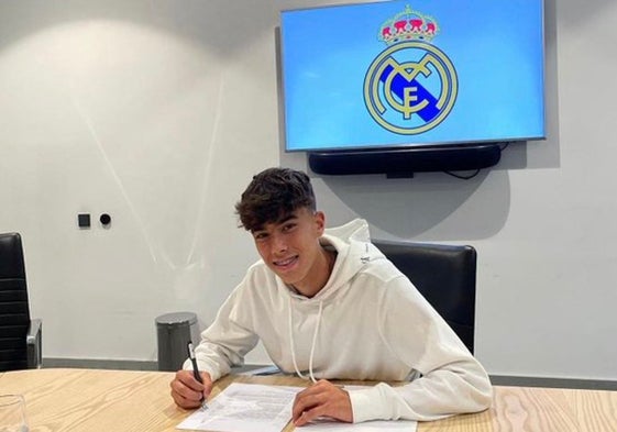 El centrocamopista cadete Hugo Arrebola se ha compromnetido con el Real Madrid.