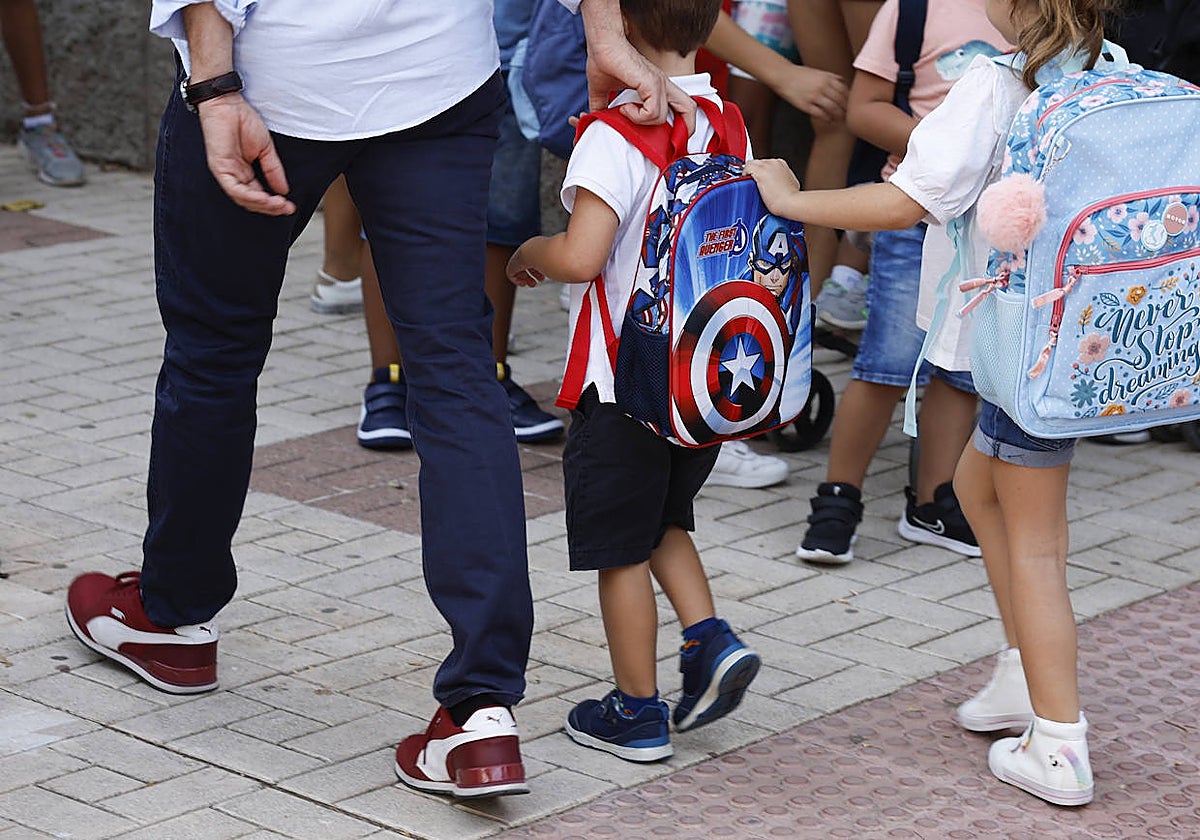 Niños de Infantil, en su primer día de colegio en este curso.