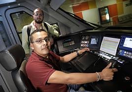 Uno de los aspirantes a maquinistas llegados de México, en el Cercanías de Málaga