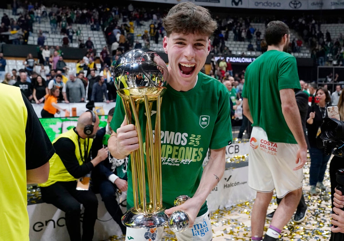 Saint Supéry sonríe con el trofeo de la Copa del Rey ganado en Badalona esta temporada.