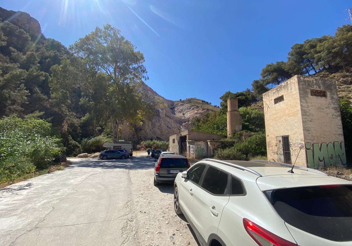 Imagen del cauce medio del río Chíllar, con coches estacionados indebidamente.