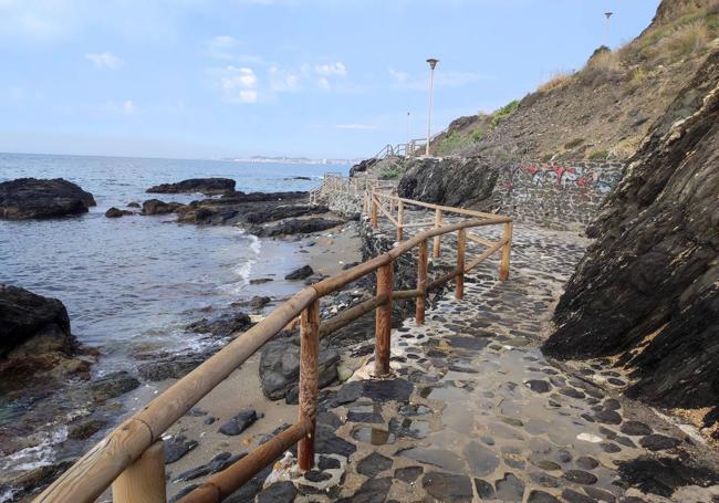 Recorrido por los acantilados previos a la playa de Torremuelle