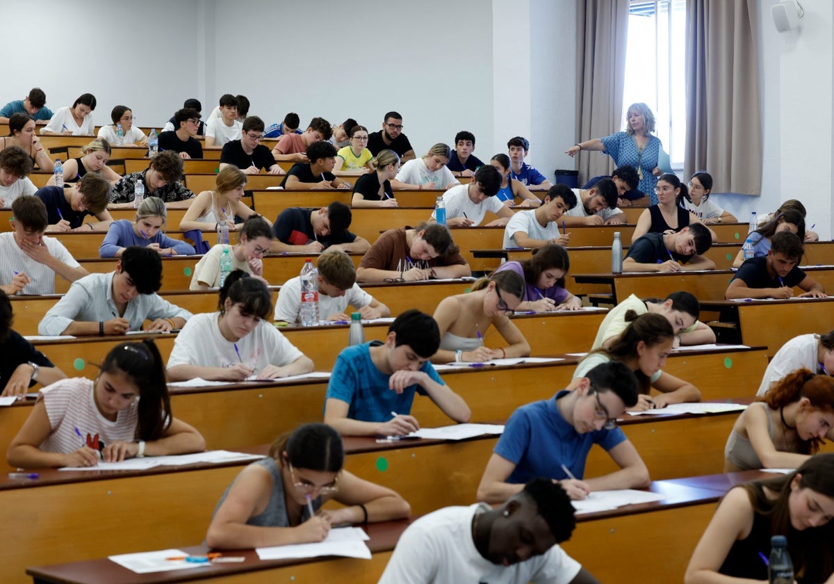 Estudiantes en el examen de selectividad de la semana pasada.