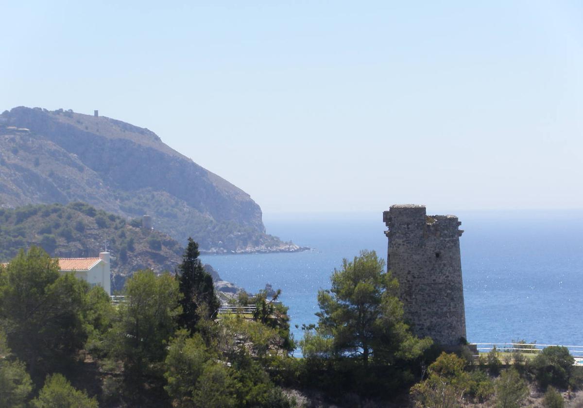 Panorámica. La torre del Pino en primer término y, al fondo, las de la Caleta y Cerro Gordo.