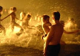 Bañarse a medianoche es una de las tradiciones clásicas en la noche de San Juan.