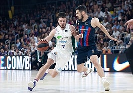 Barreiro trata de avanzar ante la defensa de Kalinic.