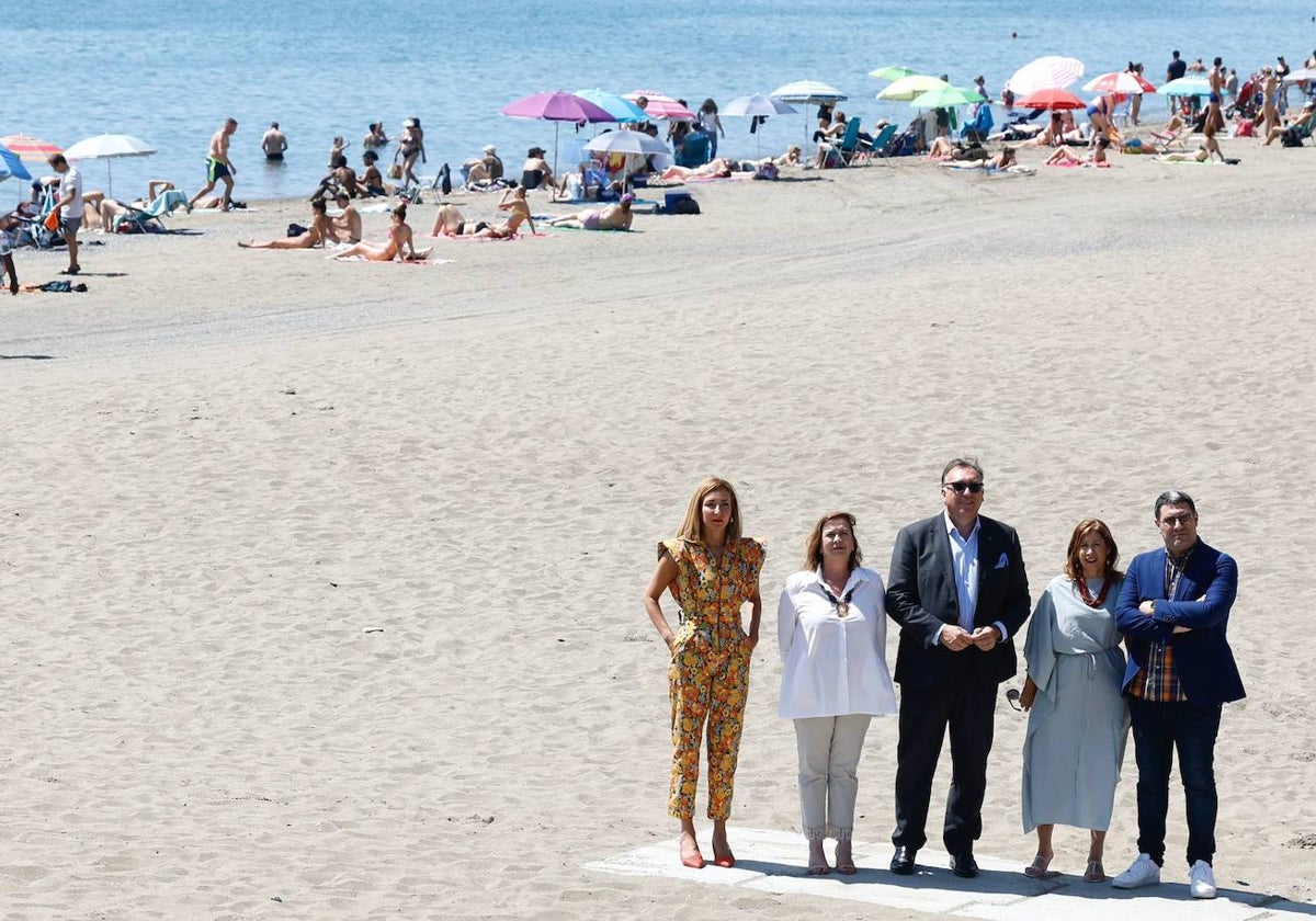 Bernal, junto a su equipo, posa en una playa de la capital malagueña.