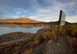 La presa de La Viñuela apenas almacena ya 15,2 hectómetros cúbicos, el 9,2% de su capacidad, las mismas cifras que el pasado noviembre.