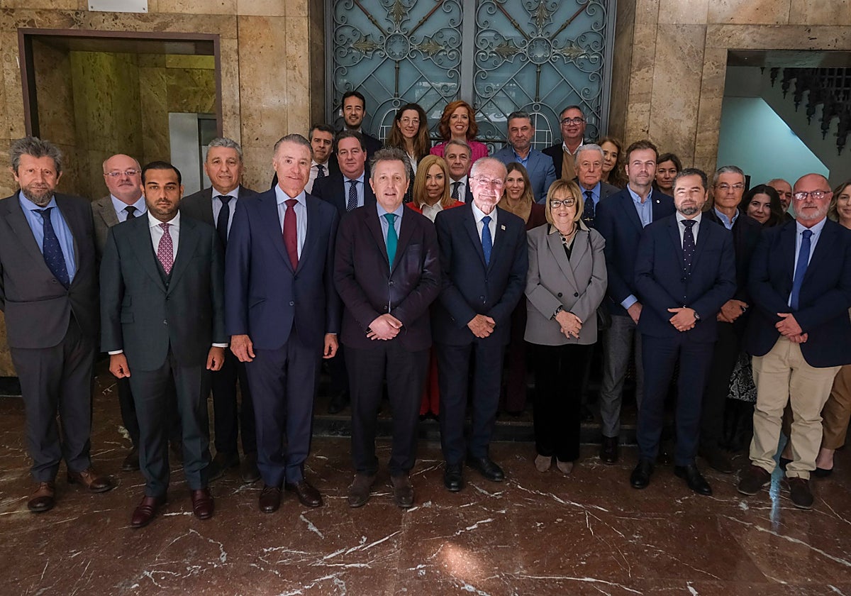 Foto de familia del recién constituido consejo asesor.