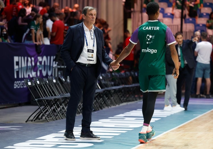 Juanma Rodríguez saluda a Carter durante la Final Four de la Champions.