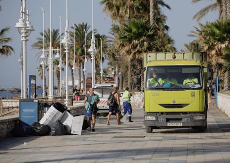 Imagen secundaria 1 - Las playas de la capital, a primera hora de este sábado, tras la actuación de los efectivos de limpieza.