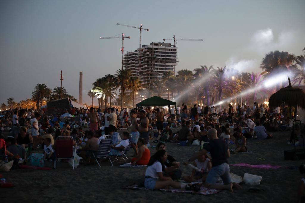 La playa de la Misericordia, atestada de grupos de familiares y amigos