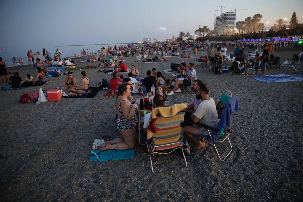 La playa de la Misericordia, atestada de grupos de familiares y amigos