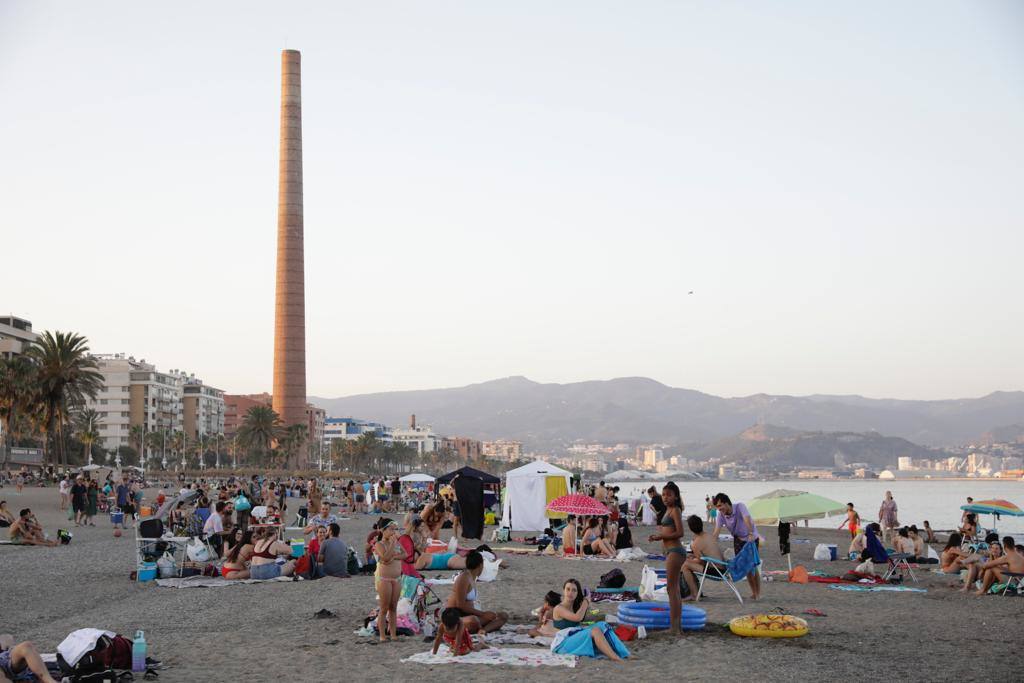 La playa de la Misericordia, escenario del júa municipal, horas antes de la medianoche