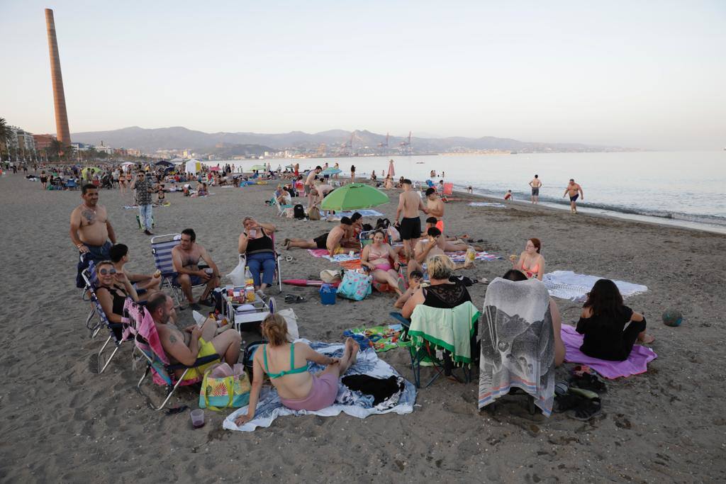 La playa de la Misericordia, escenario del júa municipal, horas antes de la medianoche