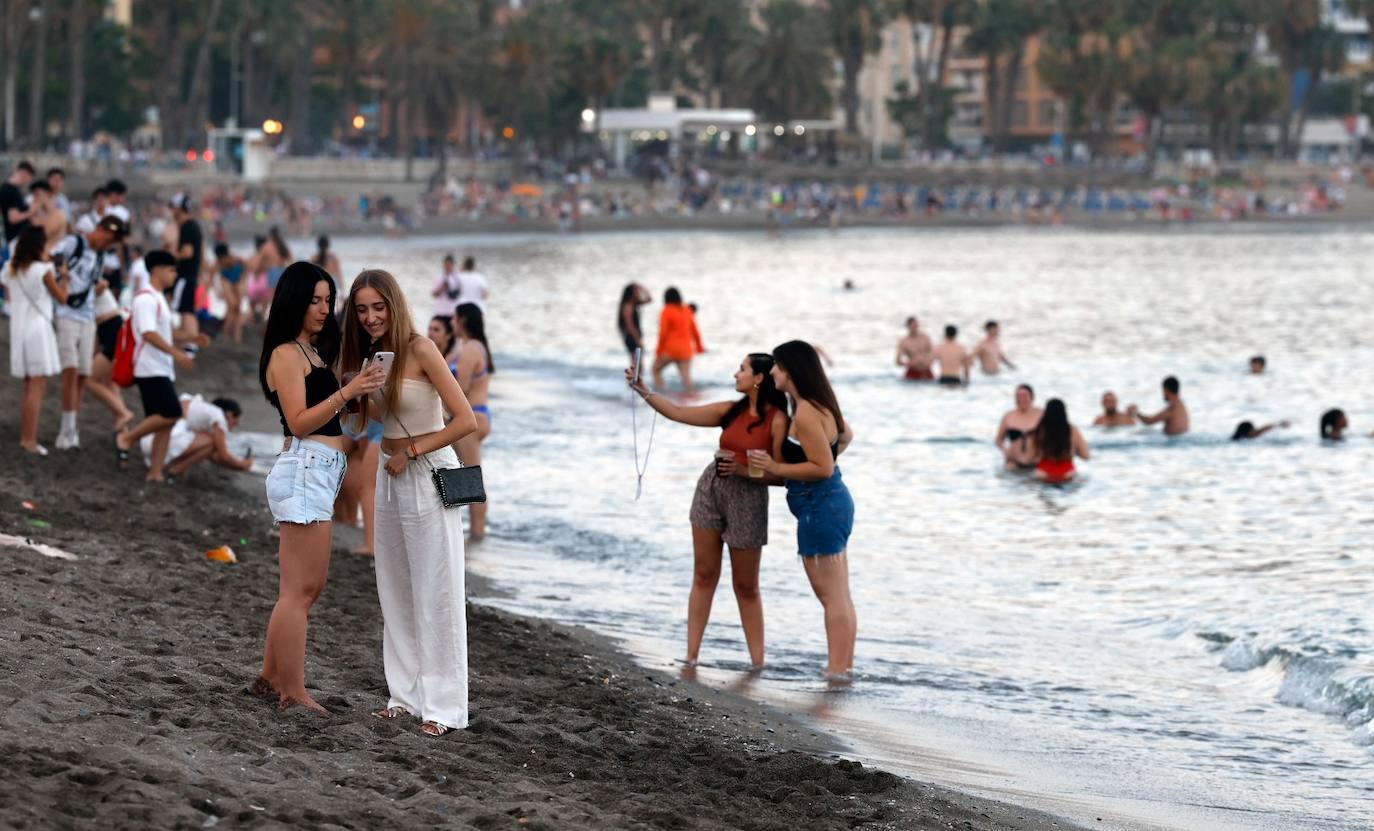 La playa de La Malagueta, a rebosar en esta noche de San Juan