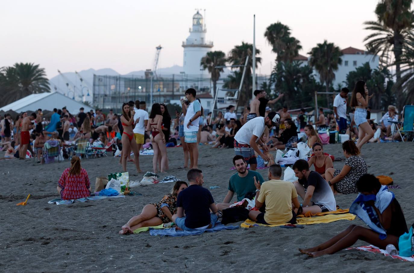 La playa de La Malagueta, a rebosar en esta noche de San Juan