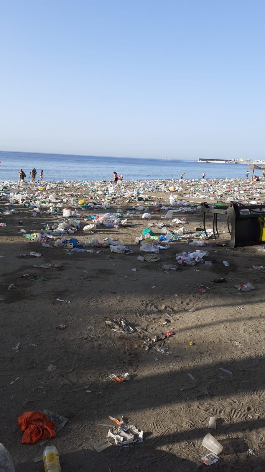 Las playas de Málaga han vuelto a amanecer llenas de basuras trasla celebración de San Juan.