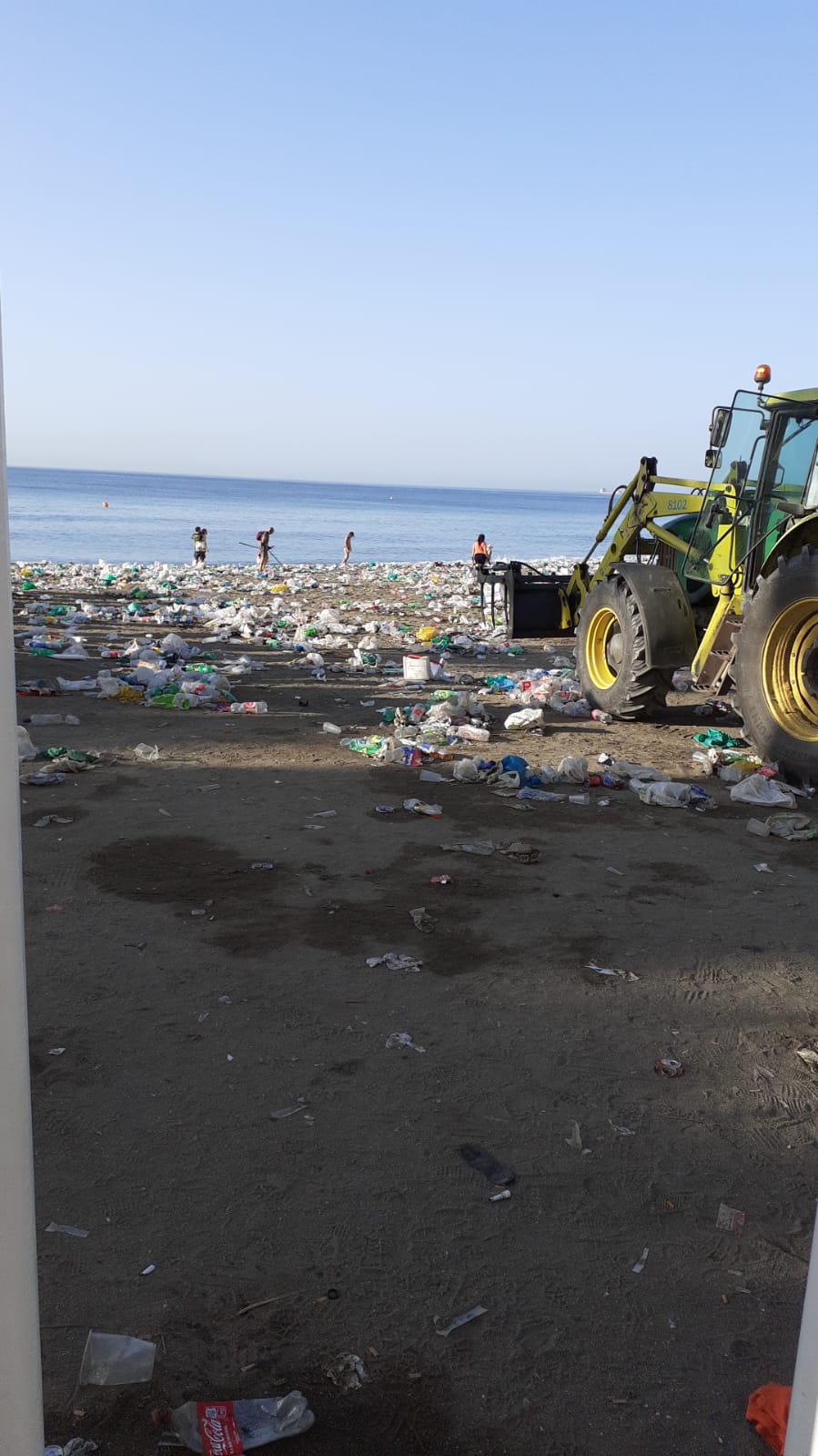 Las playas de Málaga han vuelto a amanecer llenas de basuras trasla celebración de San Juan.