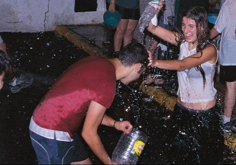 Asistentes a una edición anterior de la Noche del Agua en Lanjarón.