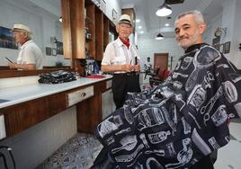 Padre e hijo, unidos por el oficio de barbero.