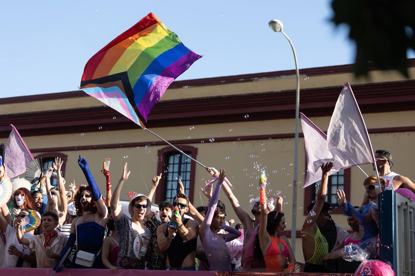 La celebración del día grande del Orgullo de Sevilla, en imágenes