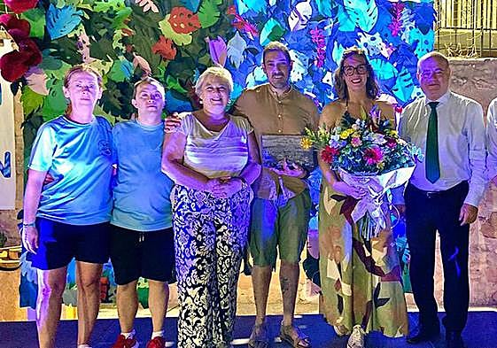 El pregonero Francisco Matas con el alcalde y miembros del colectivo vecinal