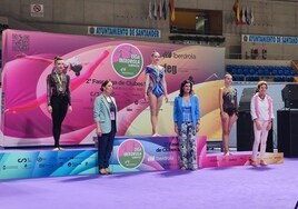 La gimnasta Kseniia Yurystovksa en el podio tras colgarse el bronce.