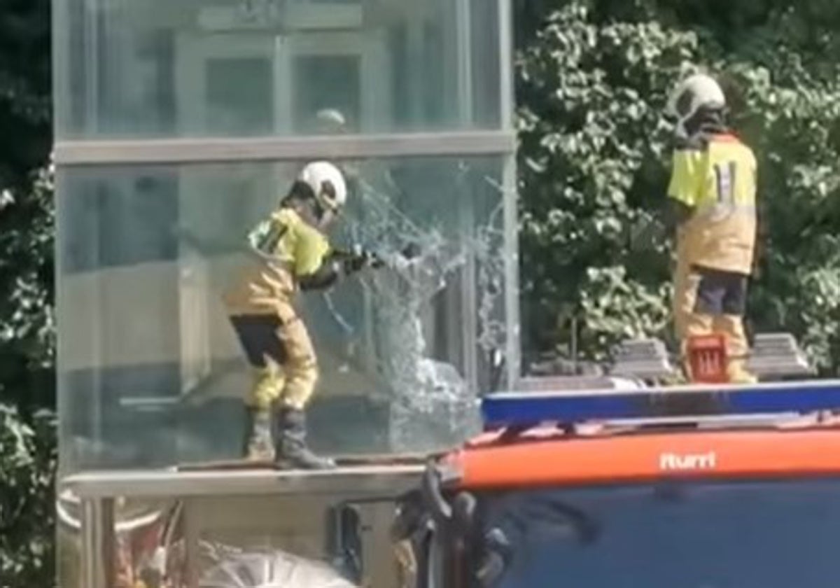 Rescatan a trece turistas tras quedar atrapados en un ascensor panorámico de Mijas