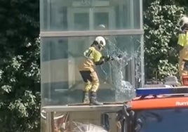 Rescatan a trece turistas tras quedar atrapados en un ascensor panorámico de Mijas