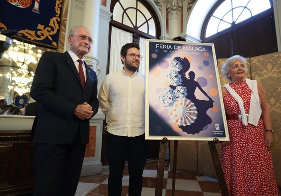 El autor del cartel, junto al alcalde y a la concejala de Fiestas.
