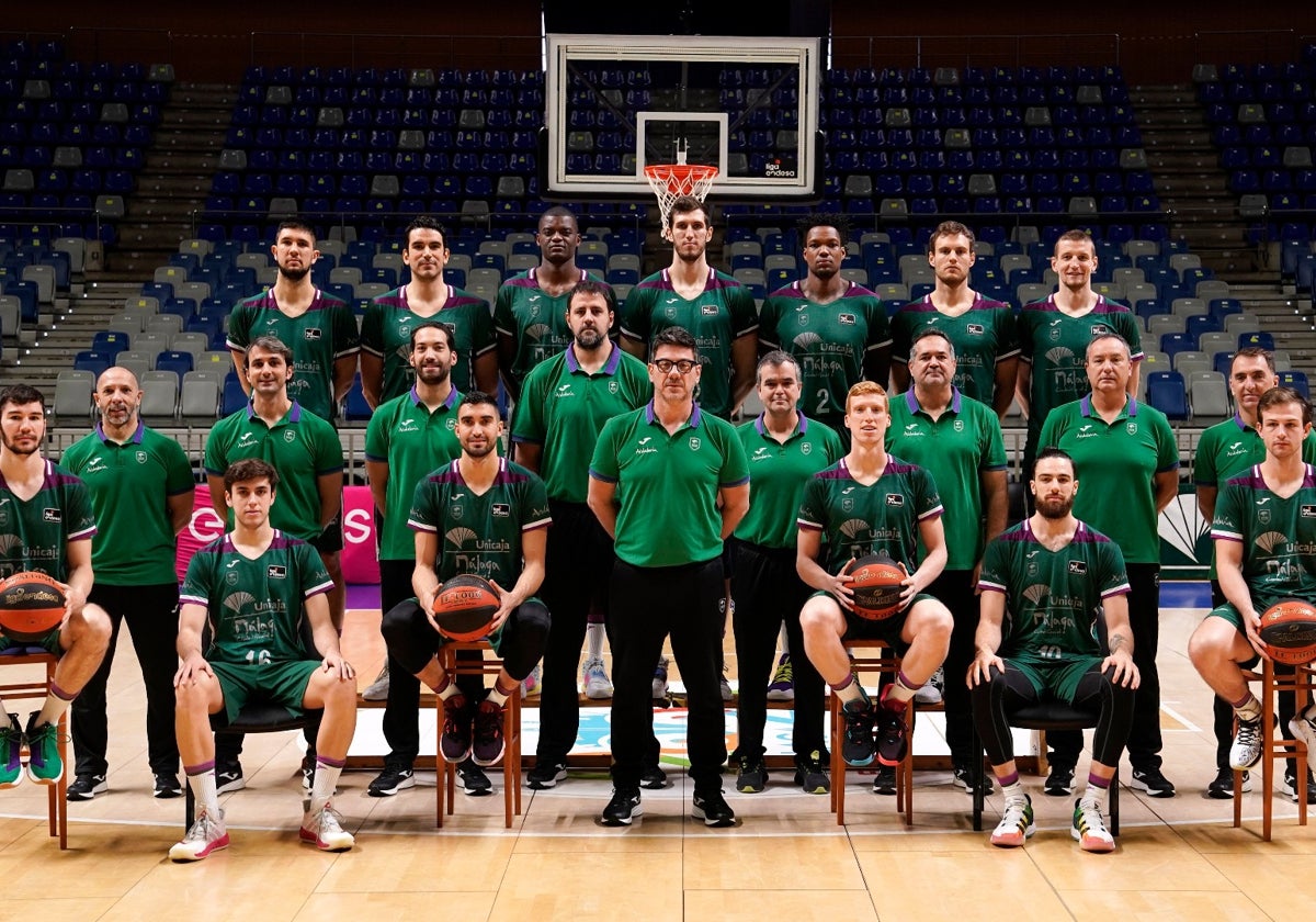 El Unicaja de la temporada 2020-21, con Bouteille, Suáre, Nzosa, Guerrero, Thompson, Abromaitis, Waczynski (arriba), Brizuela, Pablo Sánchez, Jaime Fernández, Díaz, Alonso y Ferrari (abajo).