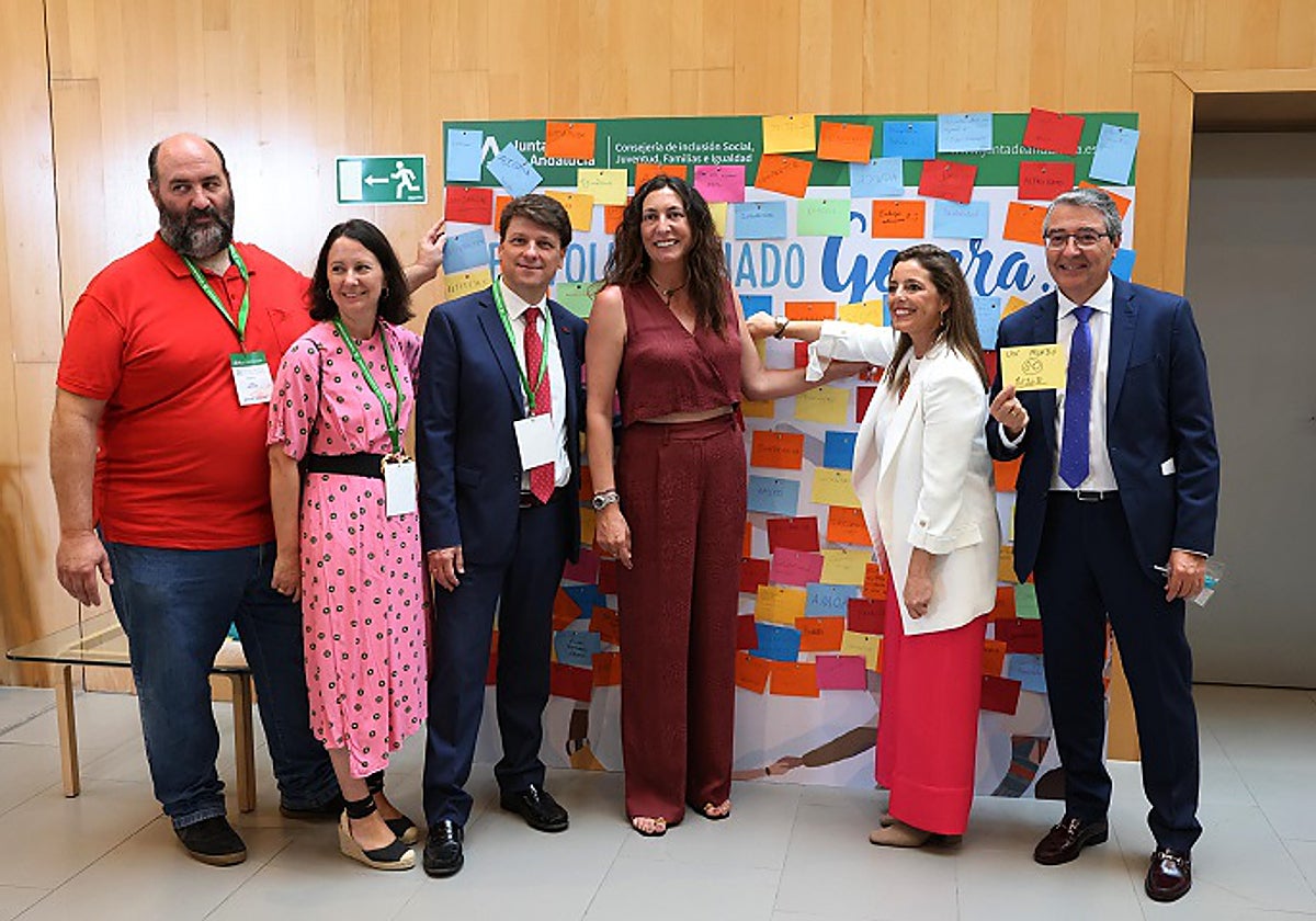 Loles López y Francis Salado, entre otros, antes de participar en el congreso del voluntariado.