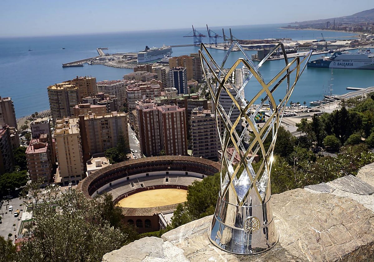 El trofeo de la Champions, en Gibralfaro con Málaga al fondo.