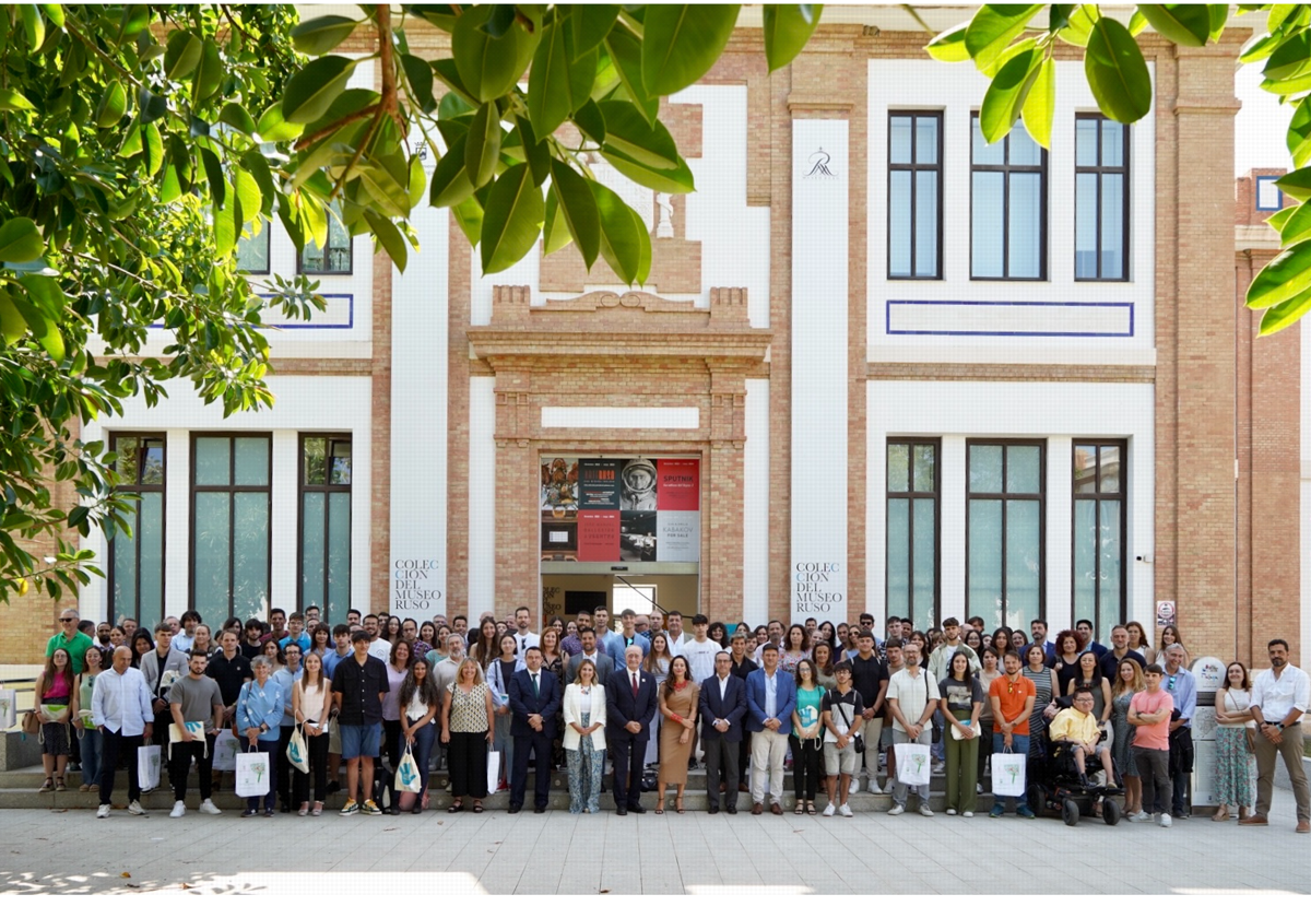 Foto de familia de premiados, autoridades y empresas reconocidas por su implicación en la FP.