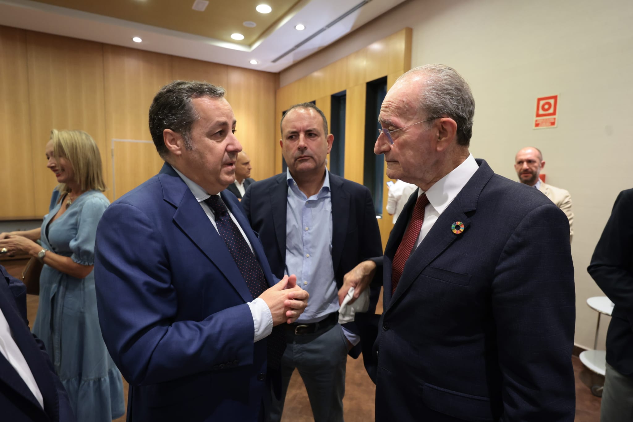 Íñigo Molina, director de Colliers Andalucía, conversa con Francisco de la Torre en presencia del director de SUR, Manuel Castillo.