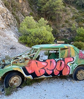 Imagen secundaria 2 - Tres imágenes de los vehículos y la maquinaria pesada abandonada en el parque natural de las Sierras Tejeda, Almijara y Alhama, a apenas un kilómetro de Maro.