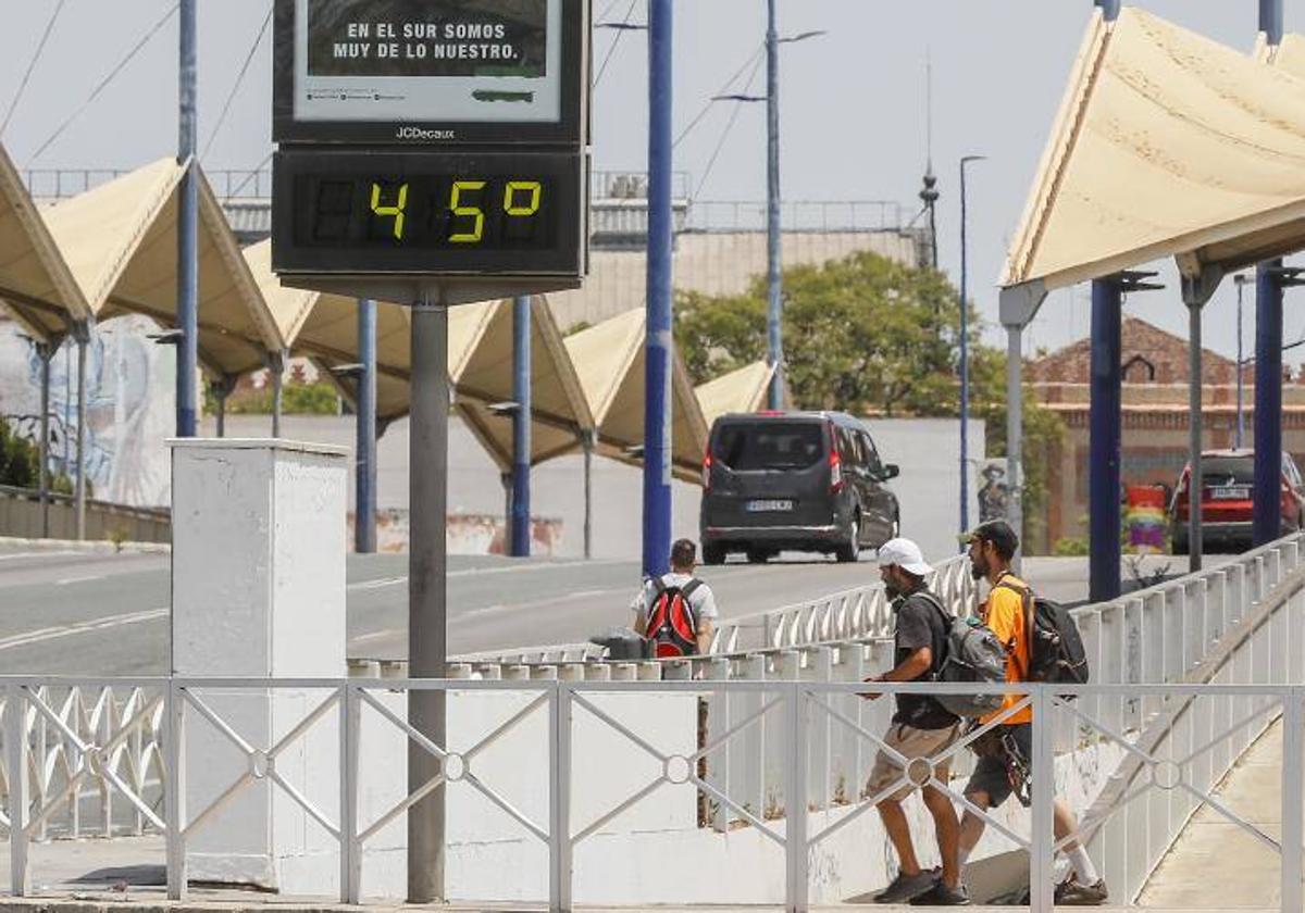 Imagen de un termómetro que marca 45 grados en Sevilla