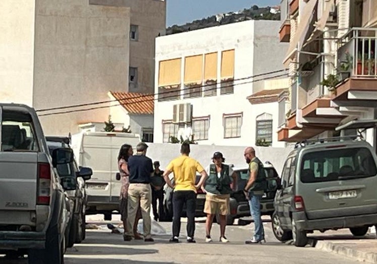 Imagen principal - Arriba, el cadáver del militar retirado yace en el suelo tras el suceso; abajo a la izquierda, la funeraria, en el lugar de los hechos, y a la derecha, agentes del Instituto Armado inspeccionan el coche del presunto agresor.