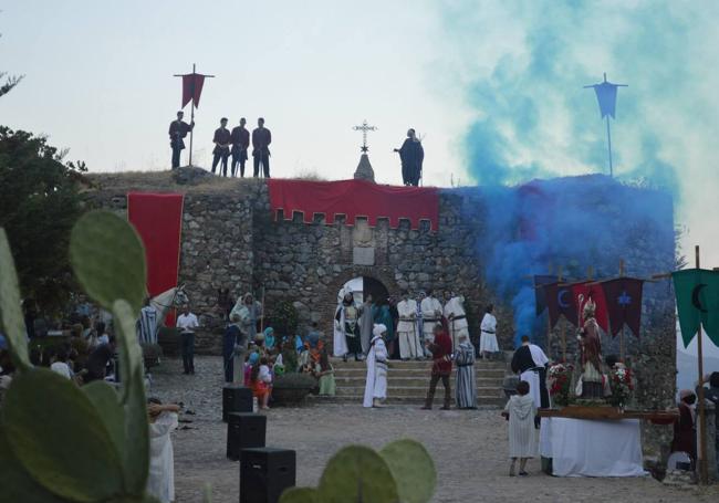 Fiesta de Moros y Cristianos en la entrada del castillo de Benadalid.