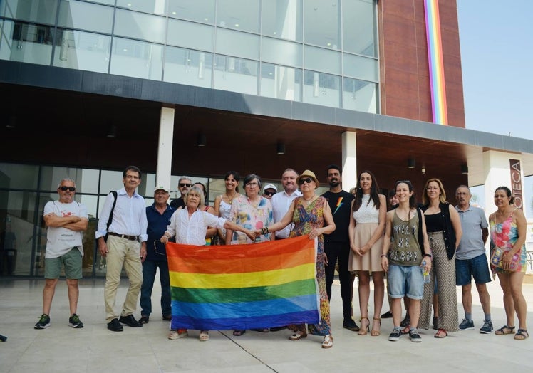 Los representantes con la bandera LGTBI.