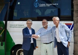 El alcalde de Alahurín de la Torre, Joaquín Villanova; el presidente de la empresa de transporte Vázquez Olmedo, Antonio Vázquez y el director gerente del Consorcio de Transporte de Málaga, Javier Berlanga.